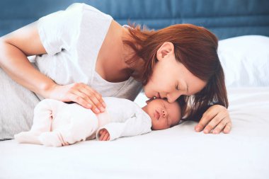annesi onun yeni doğan bebek öpüşme. 