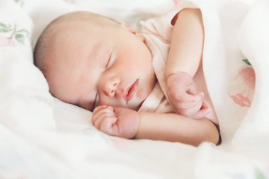 Yeni doğan bebek uyku yaşam evde ilk gün. 