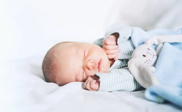 El bebé recién nacido duerme los primeros días de vida en casa . — Foto de Stock