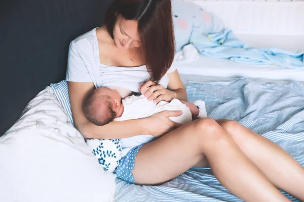 Мати грудного вигодовування новонародженої дитини вдома . — стокове фото