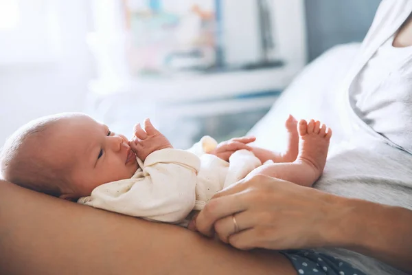 Bebê recém-nascido dormir primeiros dias de vida em casa . — Fotografia de Stock