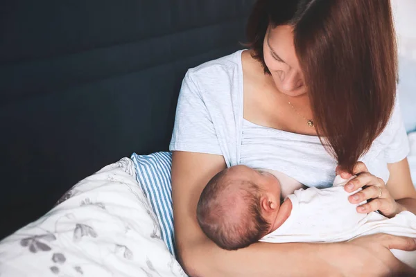 Matki karmiące piersią noworodka w domu. — Zdjęcie stockowe