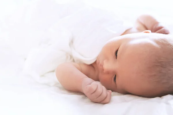 Nyfödd baby första dagarna i livet. — Stockfoto