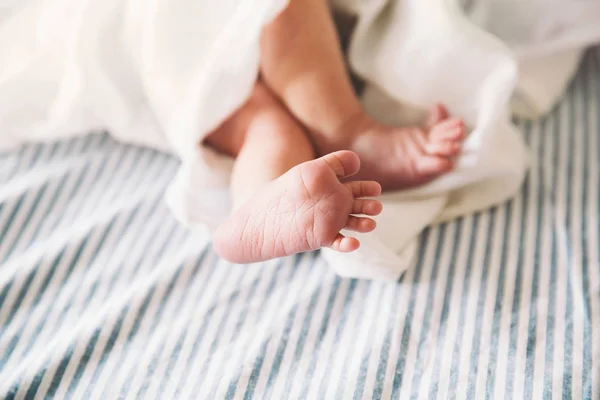 Ноги новорожденного крупным планом . — стоковое фото