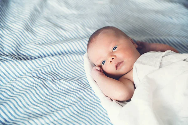 Bebé recién nacido primeros días de vida . —  Fotos de Stock