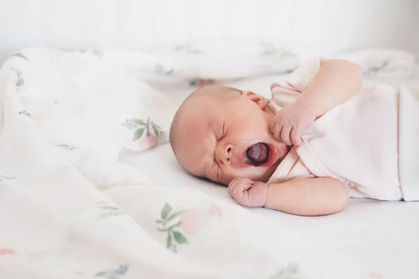 Newborn baby girl sleeps and yawning. — Stock Photo, Image