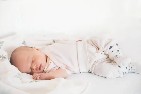 刚出生的婴儿睡在家里生活的第一天. — 图库照片