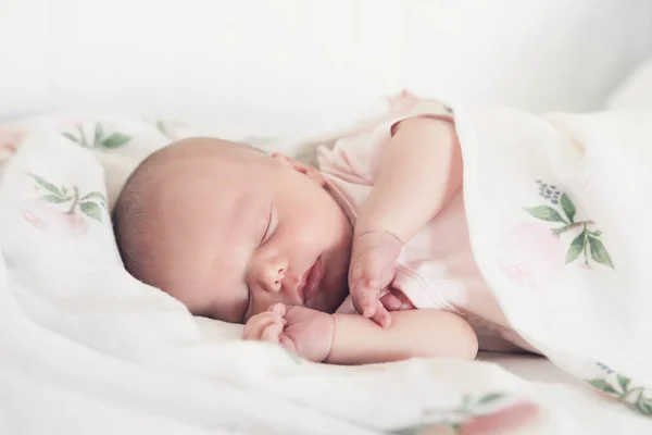 El bebé recién nacido duerme los primeros días de vida en casa . — Foto de Stock