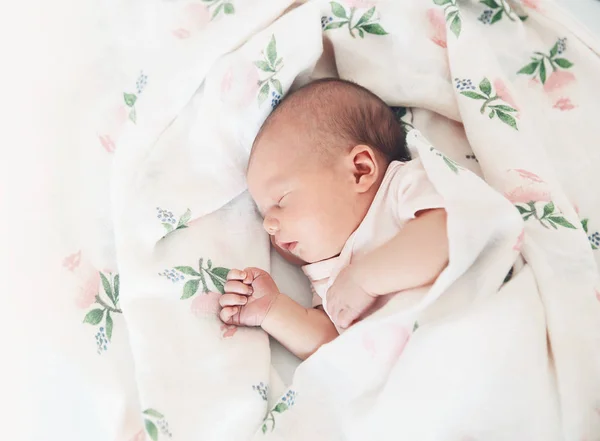 El bebé recién nacido duerme los primeros días de vida en casa . —  Fotos de Stock