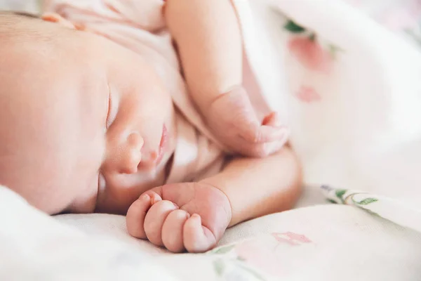 El bebé recién nacido duerme los primeros días de vida en casa . — Foto de Stock