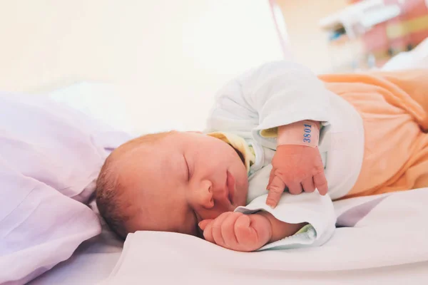 Bebé recién nacido primeros días de vida después del parto . — Foto de Stock