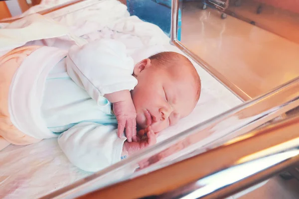 Bayi yang baru lahir hari pertama kehidupan setelah melahirkan . — Stok Foto