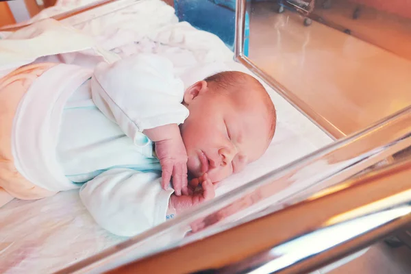 Pasgeboren baby de eerste dagen van leven na de bevalling. — Stockfoto