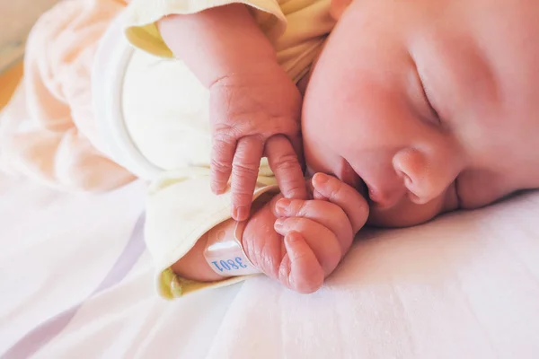 Bebé recién nacido primeros días de vida después del parto . — Foto de Stock