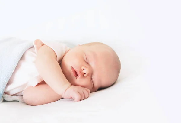 Újszülött baba alvás első nap az élet otthon. — Stock Fotó