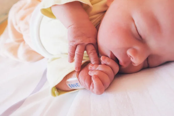 Neonato primi giorni di vita dopo il parto . Foto Stock