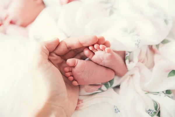 Close-up recém-nascido bebê pés . — Fotografia de Stock