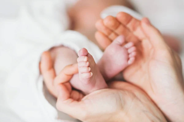 Pie de bebé recién nacido de cerca . — Foto de Stock