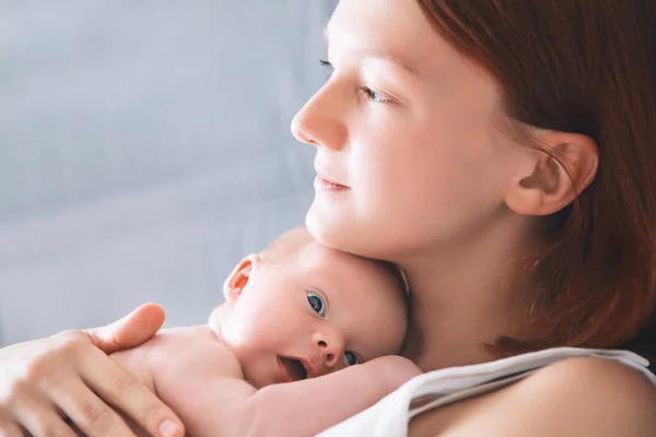 Bebé recién nacido en manos de su madre . — Foto de Stock