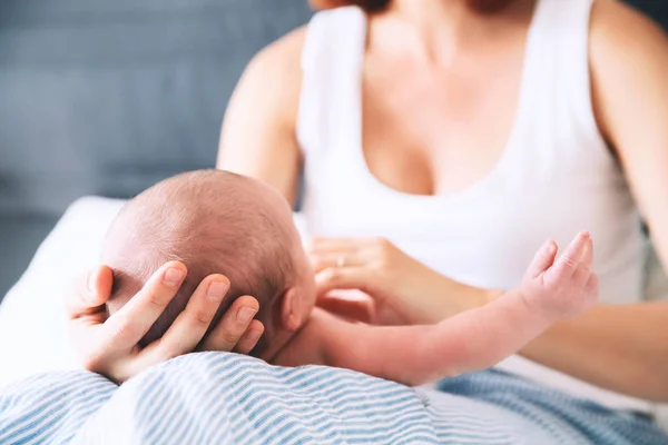 Mutter und Neugeborenes. — Stockfoto