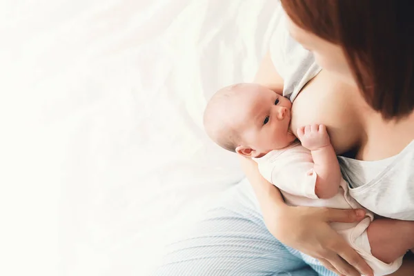 Madre amamantando bebé recién nacido en casa . — Foto de Stock