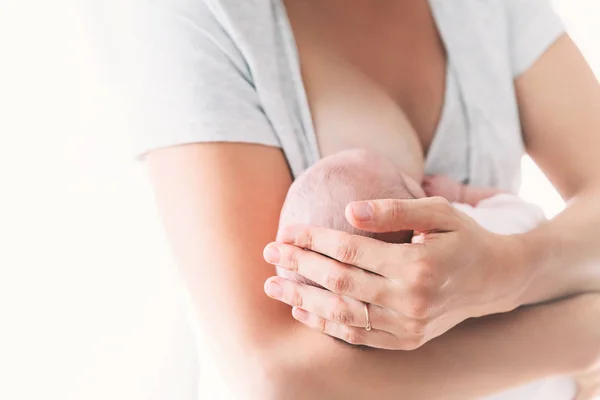 Mãe amamentando bebê recém-nascido em casa . — Fotografia de Stock