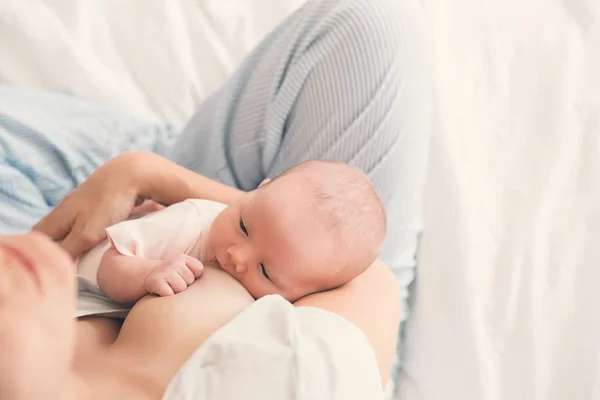 Madre amamantando bebé recién nacido en casa . — Foto de Stock