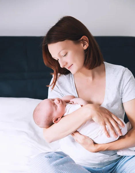 Спящий новорожденный ребенок в руках матери . — стоковое фото