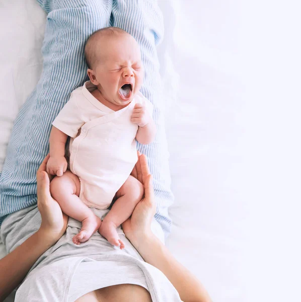 Pasgeboren baby meisje slaapt en geeuwen. — Stockfoto