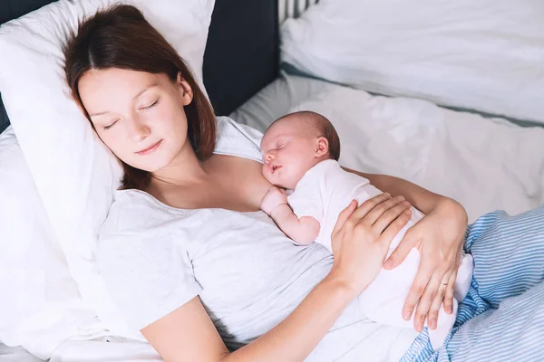 Yeni doğan bebek annesi elinde uyku. 