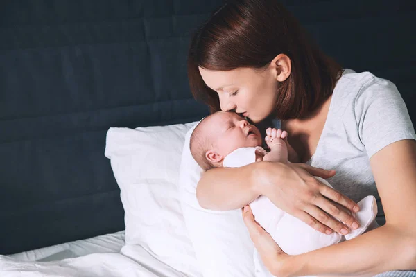 Sovande baby i händerna på hans kärleksfulla mor. — Stockfoto