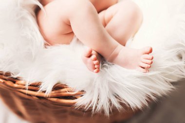 Ayaklara hasır sepet içinde uyuyan bebek. 
