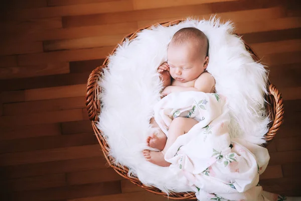 Bebé recién nacido dormido envuelto en una manta blanca . —  Fotos de Stock