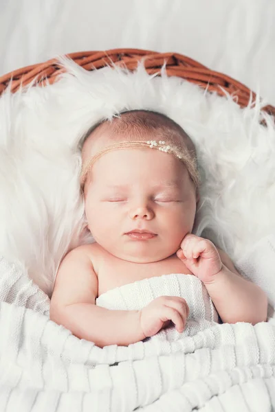 흰 담요에 랩에 잠자는 갓난 아기. — 스톡 사진