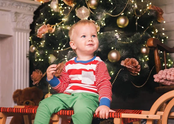 Glücklicher Junge inmitten der Weihnachtsdekoration zu Hause — Stockfoto