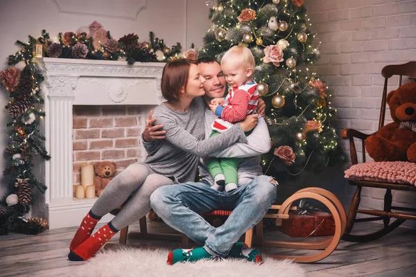 Счастливая семья среди рождественских украшений дома — стоковое фото