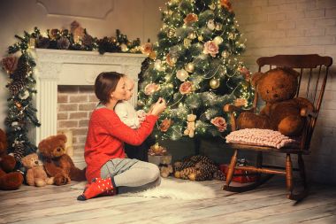 Mutlu aile Noel süsleri, evde arasında