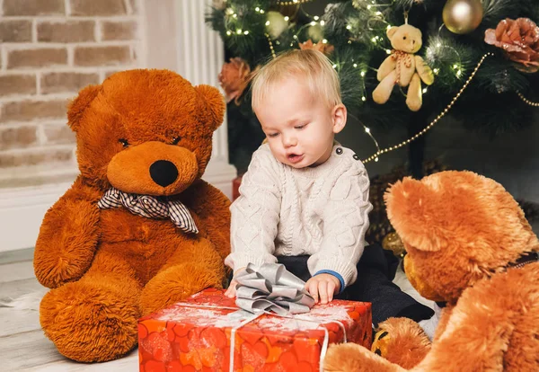 Glücklicher Junge inmitten der Weihnachtsdekoration zu Hause — Stockfoto