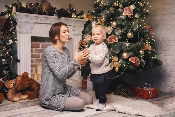 Glückliche Familie inmitten der Weihnachtsdekoration zu Hause — Stockfoto