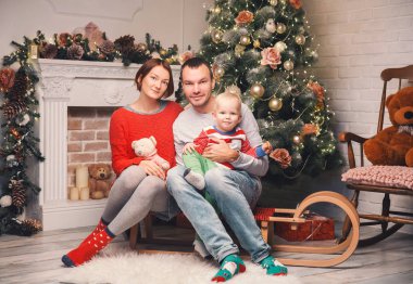 Mutlu aile Noel süsleri, evde arasında