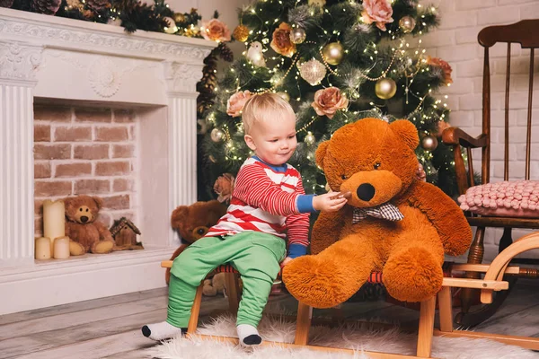 Счастливый мальчик среди рождественских украшений дома — стоковое фото