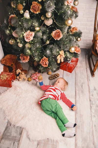 Glücklicher Junge inmitten der Weihnachtsdekoration zu Hause — Stockfoto