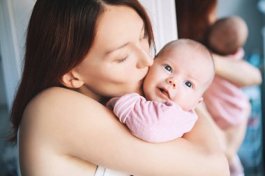 Anne ve bebeğin portresi. 