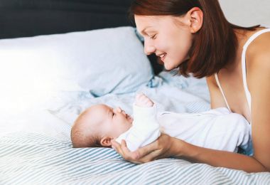 Güzel anne ve şirin bebek çocuk evde
