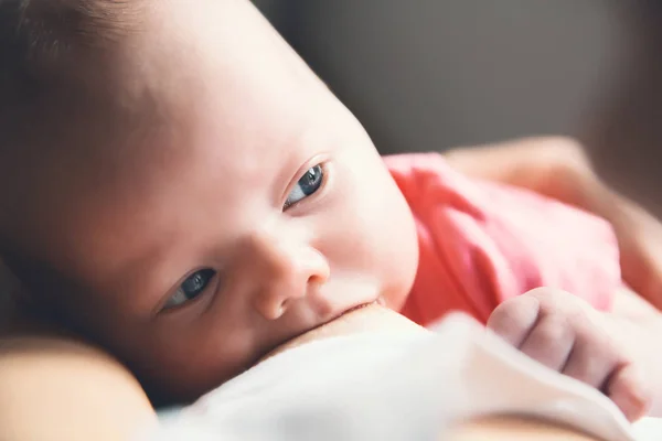 Madre lactante recién nacido bebé — Foto de Stock