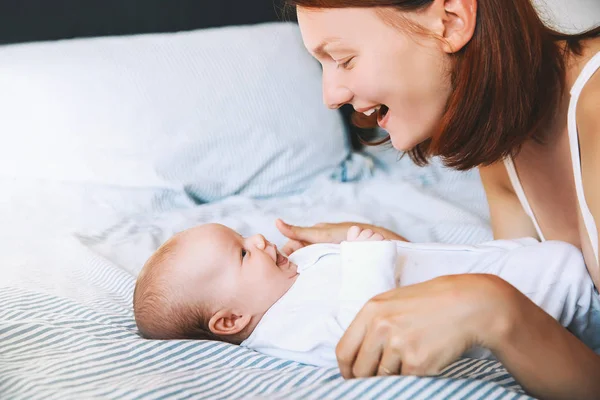 Vacker mor och söt baby barn hemma — Stockfoto