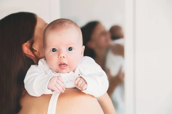 Retrato de mãe e bebê . — Fotografia de Stock