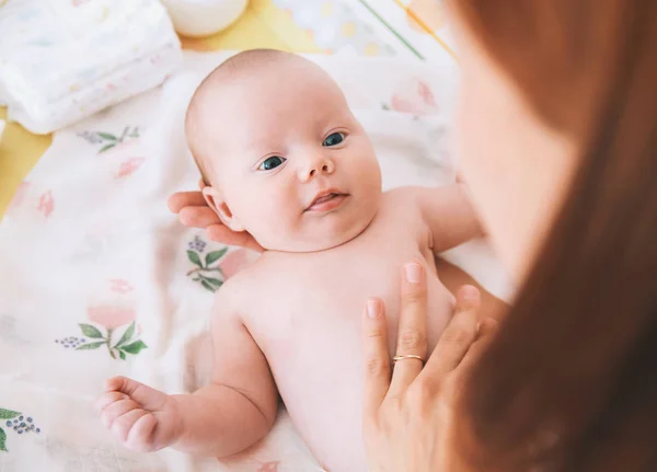 Mama delikatnie opieki nad dzieckiem — Zdjęcie stockowe