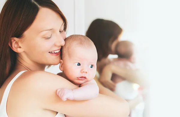 Retrato de madre y bebé . —  Fotos de Stock