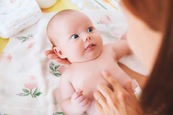 Madre cuidado suavemente del bebé — Foto de Stock